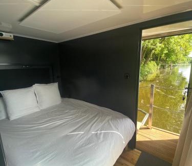 Montreuil-Juigne Boat Rental | Bateau logement, vue magique