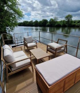 Montreuil-Juigne Boat Rental | Bateau logement, vue magique