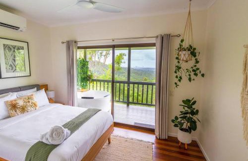 Mudgeeraba House | Bathtub With a View at Cockatoo Cabin