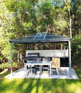 Mudgeeraba House | Bathtub With a View at Cockatoo Cabin