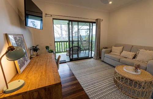 Mudgeeraba House | Bathtub With a View at Cockatoo Cabin