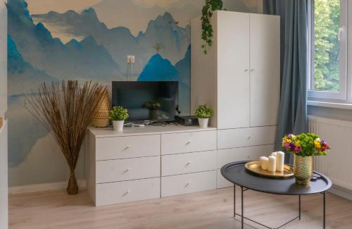 Ochota Apartment | Batorego 18 - Blue - 450m stacja metra Pola Mokotowskie, 800m Biblioteka Narodowa, 20m piękny park Pola Mokotowskie, 800m do SGH - Wifi - Smart TV - Good Apartments