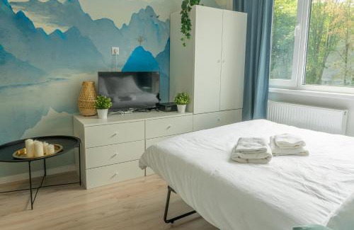 Ochota Apartment | Batorego 18 - Blue - 450m stacja metra Pola Mokotowskie, 800m Biblioteka Narodowa, 20m piękny park Pola Mokotowskie, 800m do SGH - Wifi - Smart TV - Good Apartments