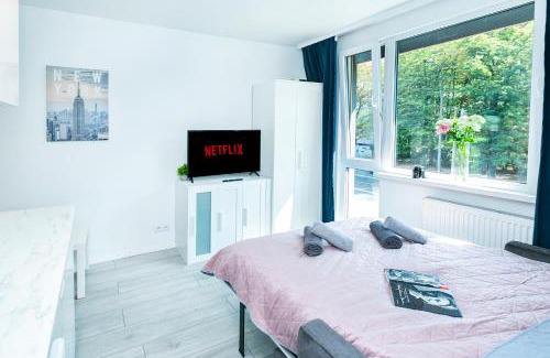 Ochota Apartment | Batorego 18 - Yellow - Stacja metra 300m - underground station 300m - Better Rental