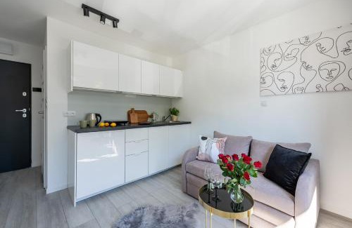 Ochota Apartment | Batorego 220 - 450m stacja metra Pola Mokotowskie, 800m Biblioteka Narodowa - 20m piękny park Pola Mokotowskie - 800m do SGH - Wifi - Smart TV - Good Apartments