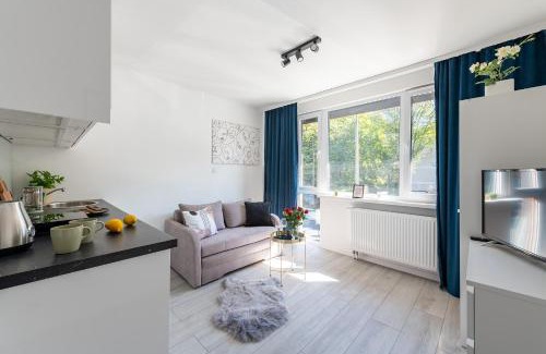 Ochota Apartment | Batorego 220 - 450m stacja metra Pola Mokotowskie, 800m Biblioteka Narodowa - 20m piękny park Pola Mokotowskie - 800m do SGH - Wifi - Smart TV - Good Apartments