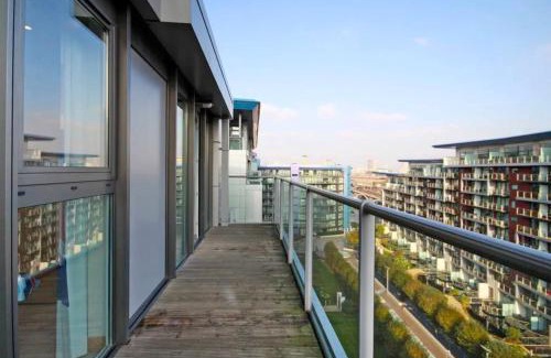 Queenstown Apartment | Battersea Power Station 2Bed 2Bath, Riverside Balcony Terrace, AC, 1000MB internet speed