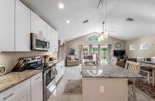 Vamo House | Bay Area Oasis: Luxury Retreat near Siesta Key Beach