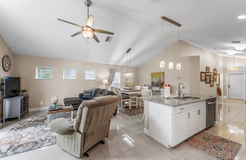 Vamo House | Bay Area Oasis: Luxury Retreat near Siesta Key Beach