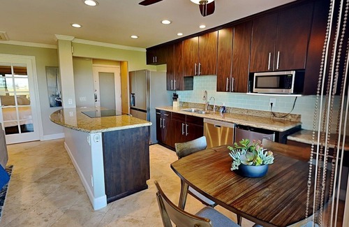 Crown Point House | Bay Front 2 Bedroom 2 bath with Mission Bay Views, Community Pool, BBQ