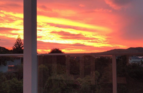 Raglan Cottage | Bay View Beach House - gorgeous seaside cottage with panoramic views over Raglan