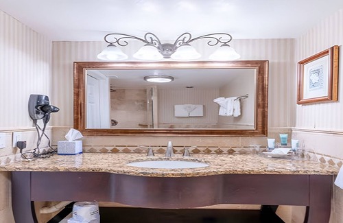 Captiva Hotel | Bay View Studio w/Balcony Views! | Free Parking | Onsite Pool | Private Beach