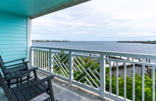 Captiva Hotel | Bay View Studio w/Balcony Views! | Free Parking | Onsite Pool | Private Beach
