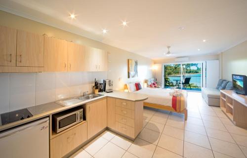 Shute Harbour Apartment | Baybliss Escape #1 - Adults Only