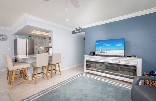 Capri Isle House | Bayfront Bliss 2 Bedroom | 2 Bath | Fully Remodeled