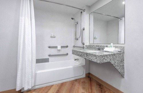 North Loop Hotel | Baymont by Wyndham Austin University Area