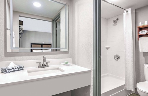 North Loop Hotel | Baymont by Wyndham Austin University Area