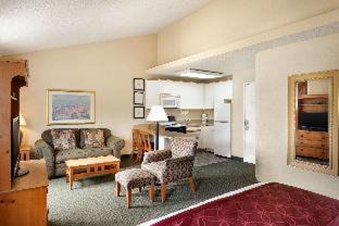 Greenwich Hotel | Baymont by Wyndham Wichita East