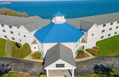 Put-in-Bay Hotel | BayShore ADA #126