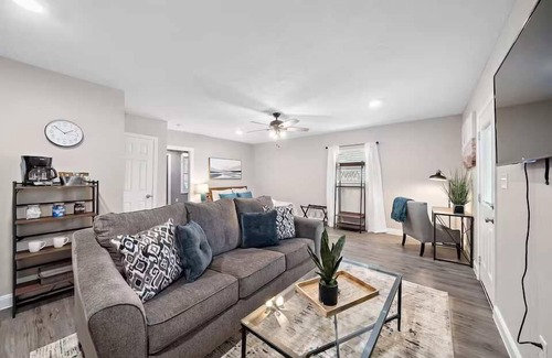 Baytown House | Baytown Getaway Patios BBQ Family-Friendly