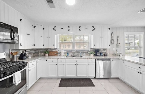 Baytown House | Baytown Getaway Patios BBQ Family-Friendly