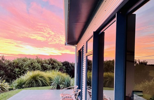 Cable Bay House | Bayview Retreat - Ridge-top surround views.