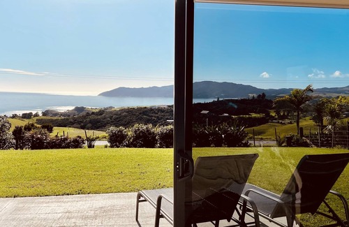 Cable Bay House | Bayview Retreat - Ridge-top surround views.