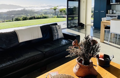 Cable Bay House | Bayview Retreat - Ridge-top surround views.