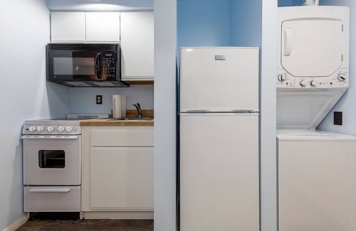 Acme Condo | 🏖️ Bayview Studio Retreat @ The Shores | Private Deck + Beach Access + Champagne Welcome ➠ 5606