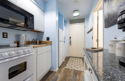 Acme Condo | 🏖️ Bayview Studio Retreat @ The Shores | Private Deck + Beach Access + Champagne Welcome ➠ 5606