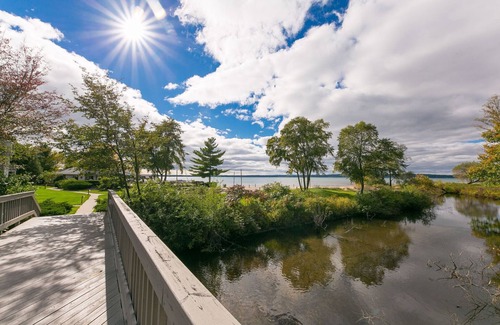 Acme Condo | 🏖️ Bayview Studio Retreat @ The Shores | Private Deck + Beach Access + Champagne Welcome ➠ 5606