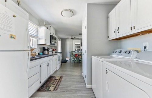 Villas Cottage | Bayview Sunset Cottage – Beach & Bay Across Street | Hot Tub & Pets Welcome