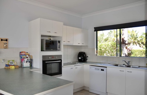 Maroochydore House | Bayz Maroochy Waters. Stunning Sunshine Coast property with kayaks.Pet Friendly!