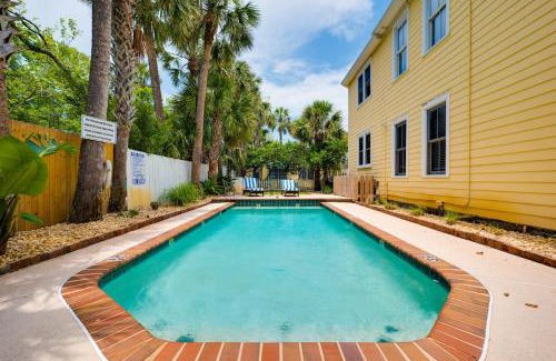 Jacksonville Beach Apartment | Be a Nomad - Charming Pool House 1 block to beach