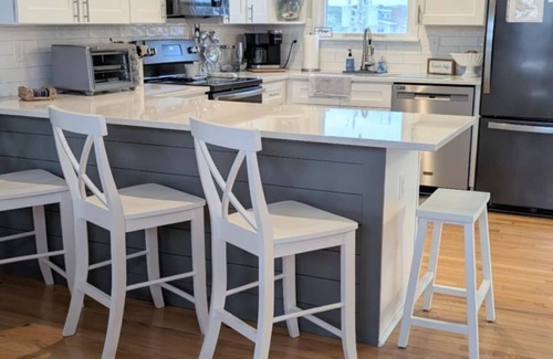 Nags Head House | Be Off the Hook on the BEACH Rd.! Sleeps 10 with PRIVATE POOL, @ a beach access!
