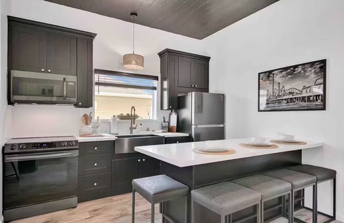 San Jacinto House | BEACH-2 block walk-HOT TUB-FIRE PIT-COFFEE BAR-BEACH GEAR PROVIDED-Galveston TX