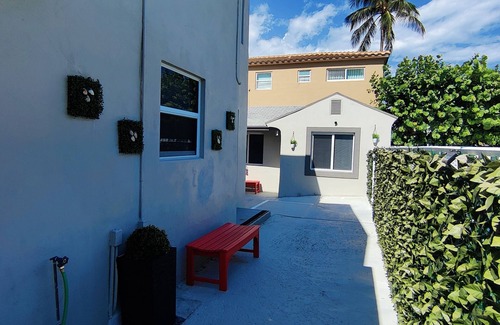 Hollywood South Central Beach Apartment | Beach #6 - Only a few steps to the beach with pool