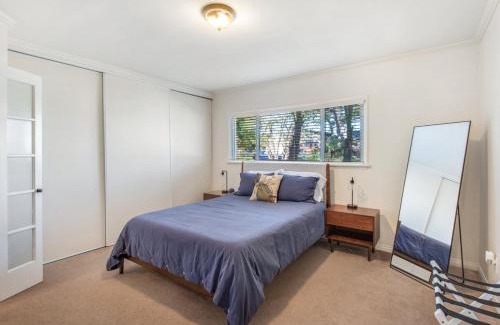 Los Angeles County House | Beach Breeze Bungalow 1 Miles To Beach Cozy