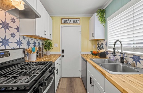 Mission Beach House | Beach Days Ahead: Mission Beach Gem-Sleeps 10!