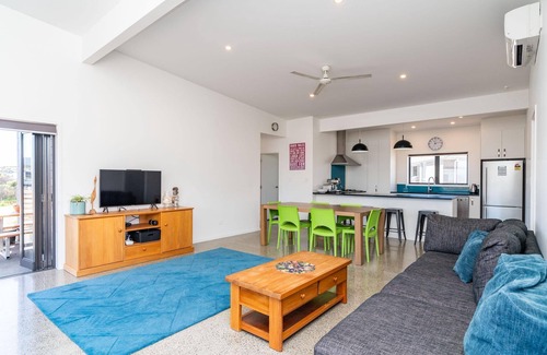 Mangawhai Heads House | Beach Escape - Mangawhai - Modern, sunny fenced home in quiet cul-de-sac with fenced back yard
