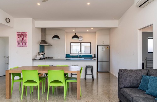 Mangawhai Heads House | Beach Escape - Mangawhai - Modern, sunny fenced home in quiet cul-de-sac with fenced back yard