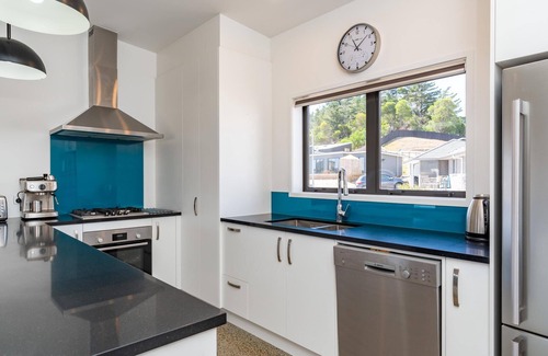 Mangawhai Heads House | Beach Escape - Mangawhai - Modern, sunny fenced home in quiet cul-de-sac with fenced back yard