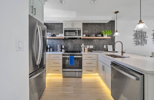 Avalon Beach Estates House | Beach Front 5/4 Bedrooms/5 Beds/3.5 Baths/Sleeps 10/Private Beach!