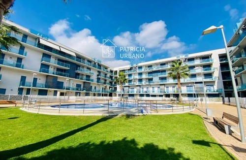 Cambrils Apartment | Beach front apartment with terrace and swimming pool. Free parking.