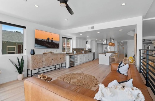 Townsite House | BEACH FRONT BOHO DREAM. Walk to Everything -Great for large Parties LOWER UNIT