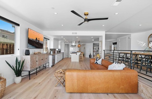Townsite House | BEACH FRONT BOHO DREAM. Walk to Everything -Great for large Parties LOWER UNIT