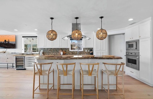 Townsite House | BEACH FRONT BOHO DREAM. Walk to Everything -Great for large Parties LOWER UNIT