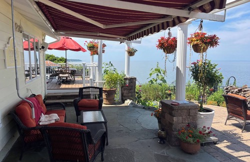Long Island House | Beach front house amazing views 3/3, 8 person spa covered granite wet bar 55” TV