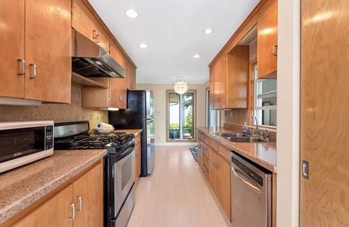 Park Point House | BEACH FRONT, PARK POINT, RARE FIND w/STAND-UP PADDLE BOARD & SURREY BIKE