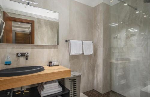 Selce Apartment | BEACH FRONT VILLA FRAN - DELUXE SUITE with private pool